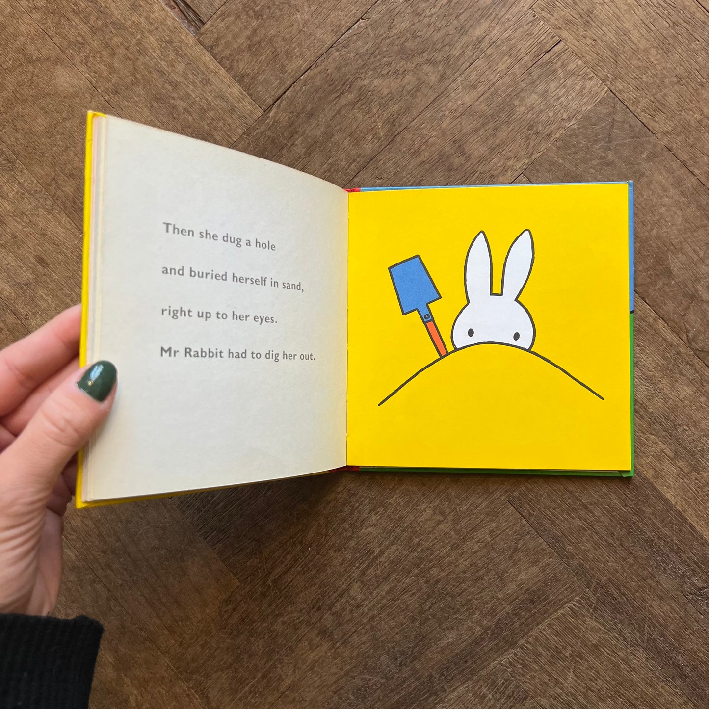 Miffy at the Seaside (1970 Early English Edition) – Dick Bruna