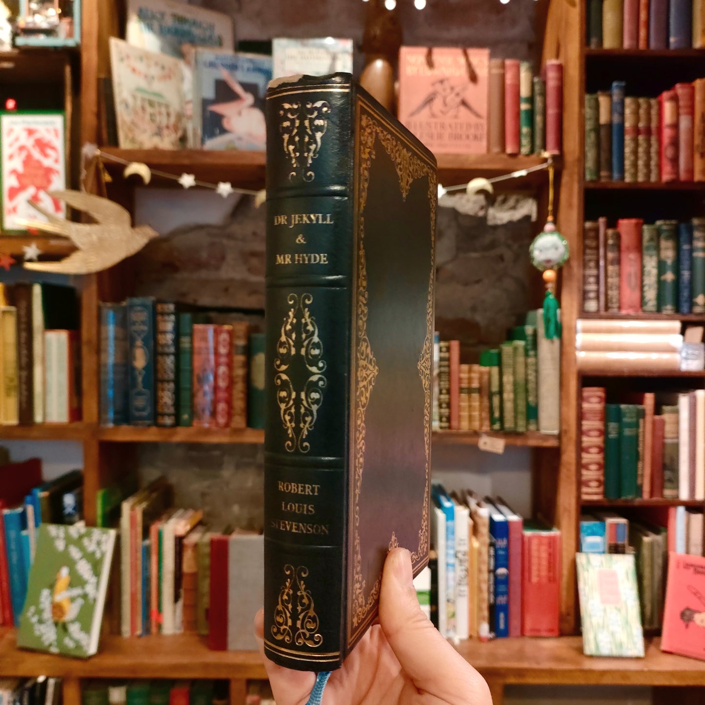 Dr. Jeckyl & Mr. Hyde - Robert Louis Stevenson