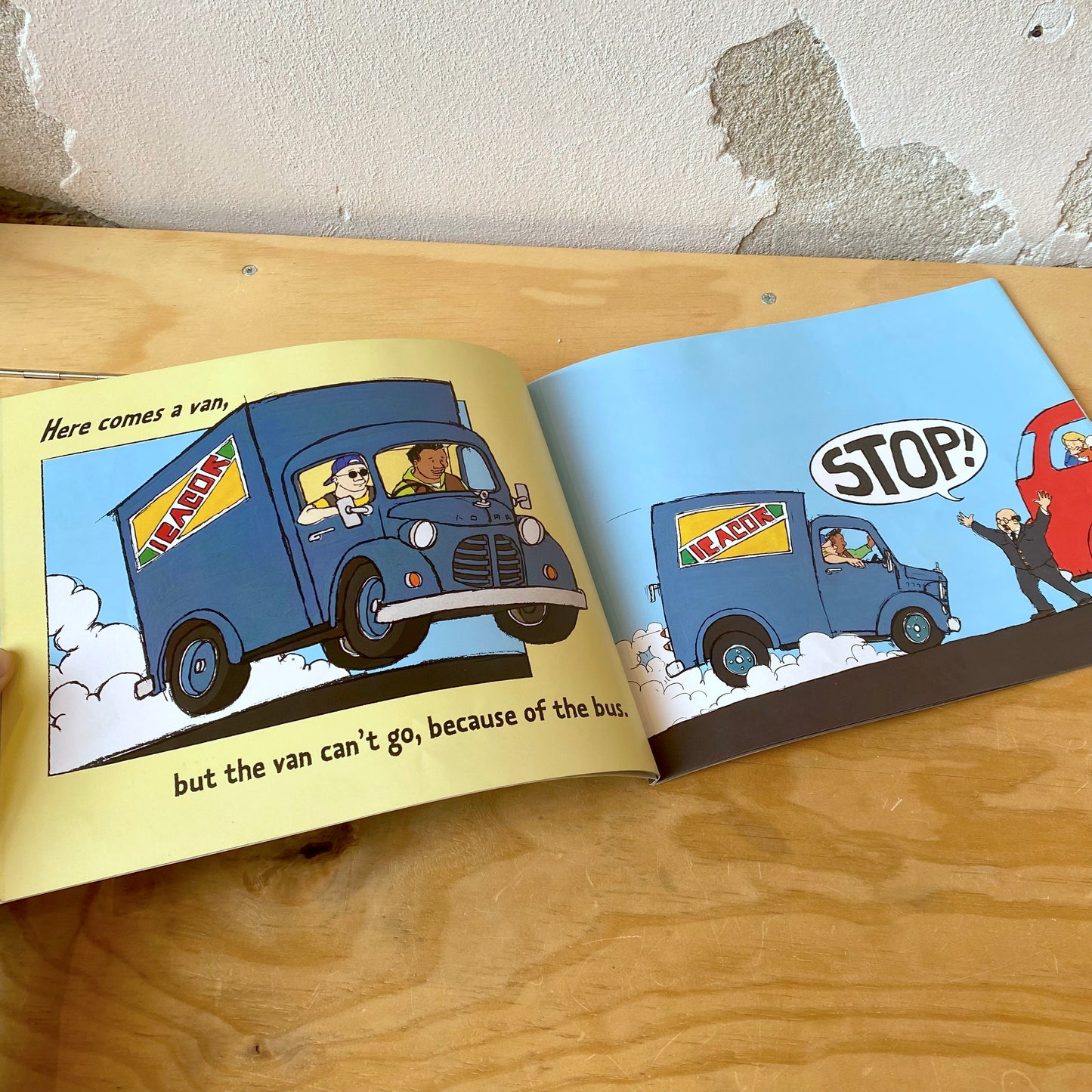 The Big Red Bus / Judy Hindley, William Benedict