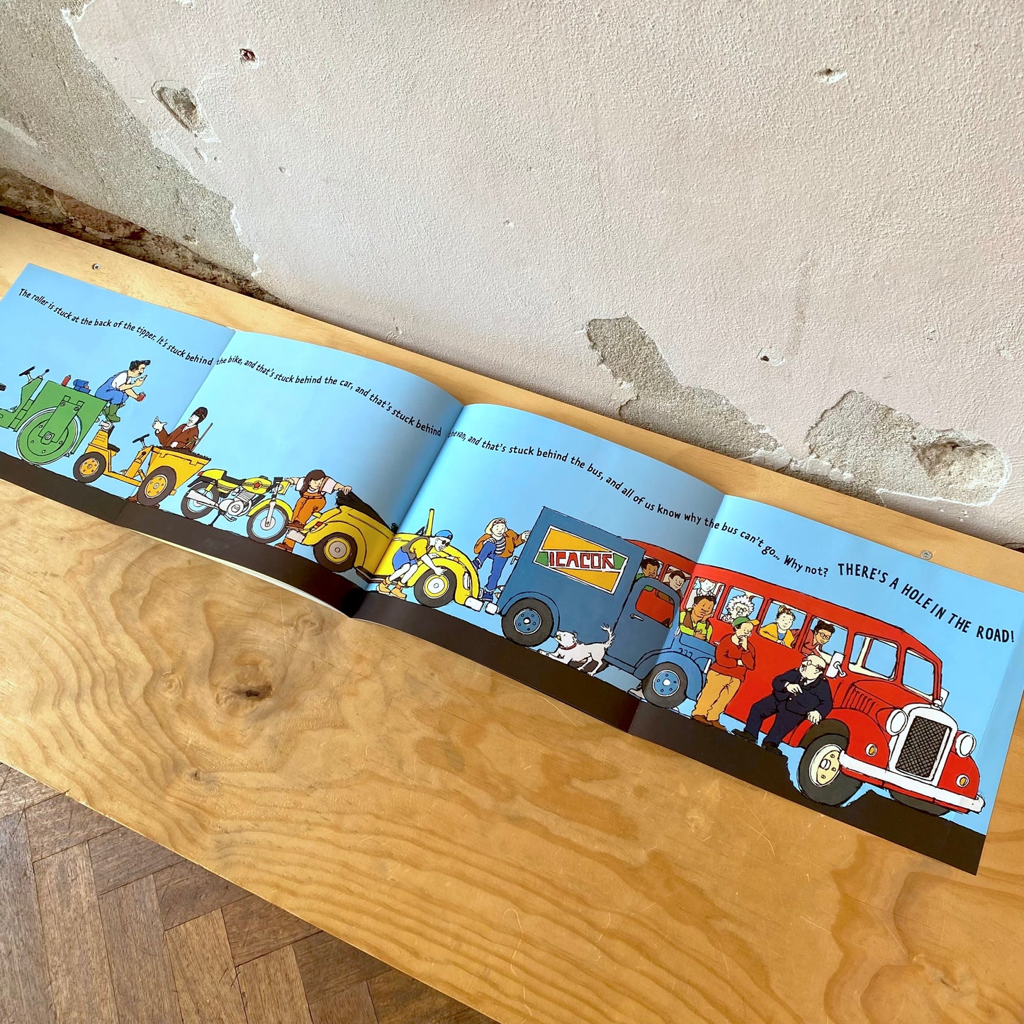 The Big Red Bus / Judy Hindley, William Benedict