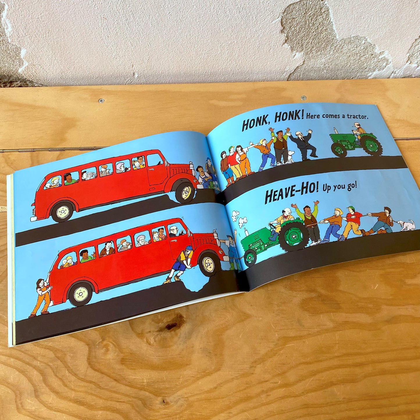 The Big Red Bus / Judy Hindley, William Benedict
