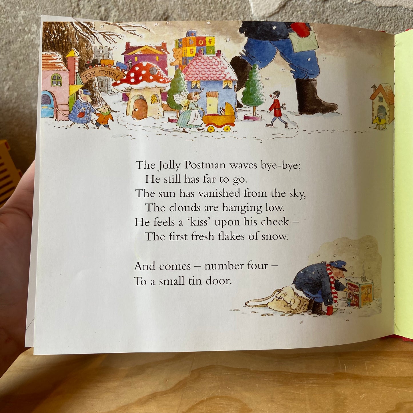 A Present Full of Presents!: The Jolly Christmas Postman – Janet Ahlberg and Allan Ahlberg