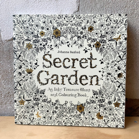 Secret Garden. An Inky Treasure Hunt and Colouring Book – Johanna Basford