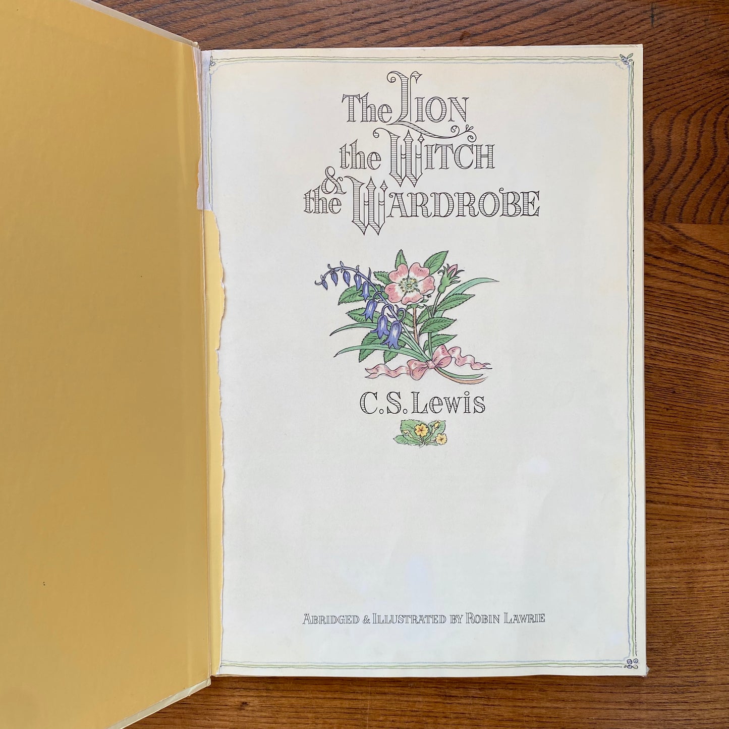 The Lion, the Witch & the Wardrobe (rare graphic novel) - CS Lewis, Robin Lawrie