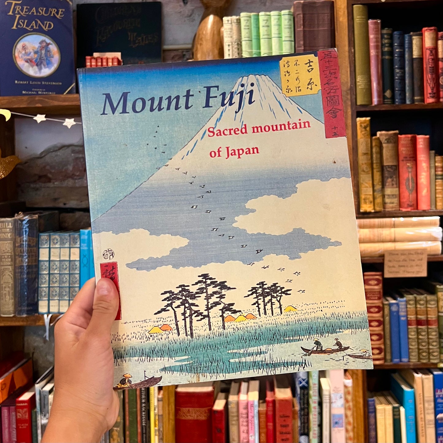 Mount Fuji: Sacred Mountain of Japan – Chris Uhlenbeck and Merel Molenaar