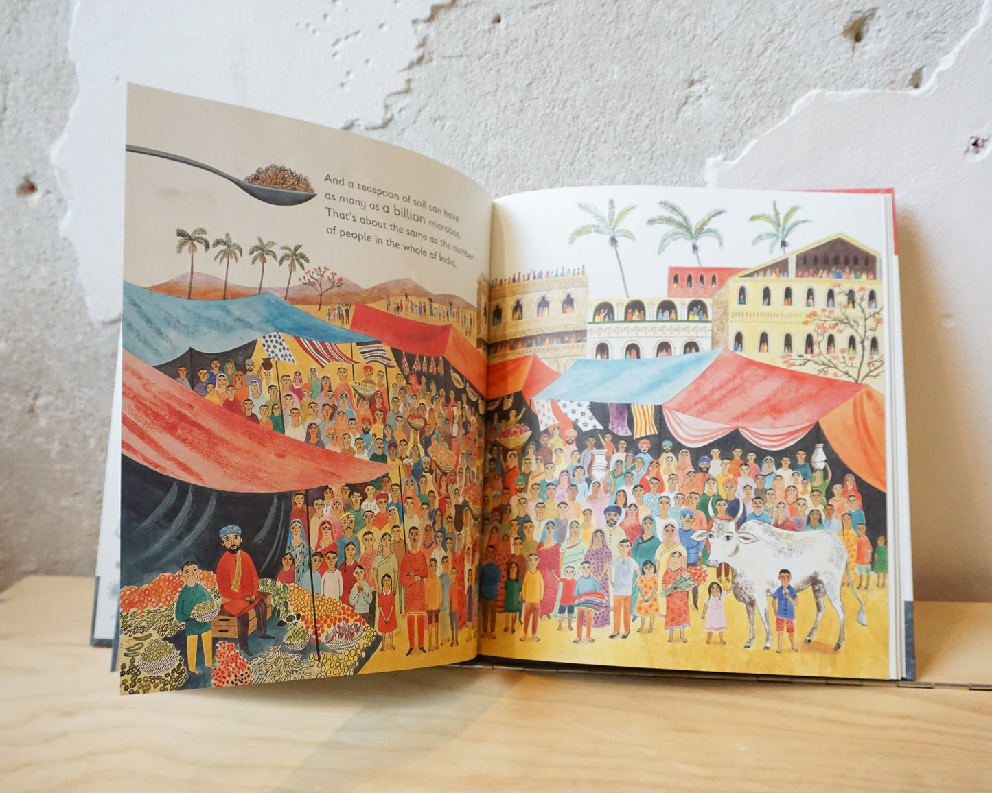 Tiny. The Invisible World of Microbes – Nicola Davies, Emily Sutton