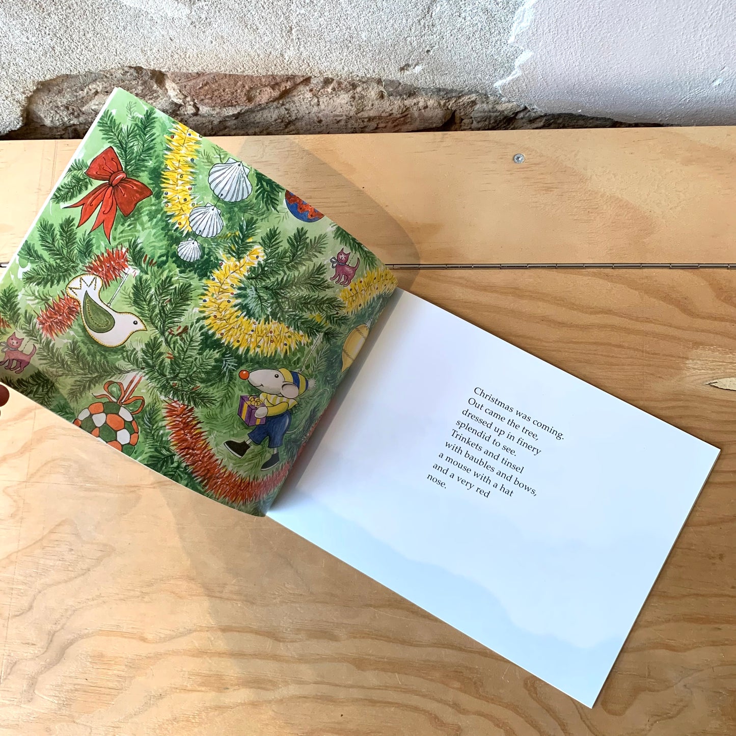 Slinky Malinki's Christmas Crackers – Lynley Dodd