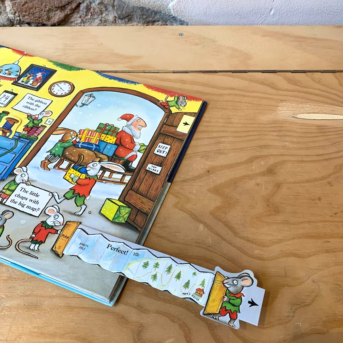 The Christmas Bear. A Christmas Pop-up Book – Ian Whybrow, Axel Scheffler