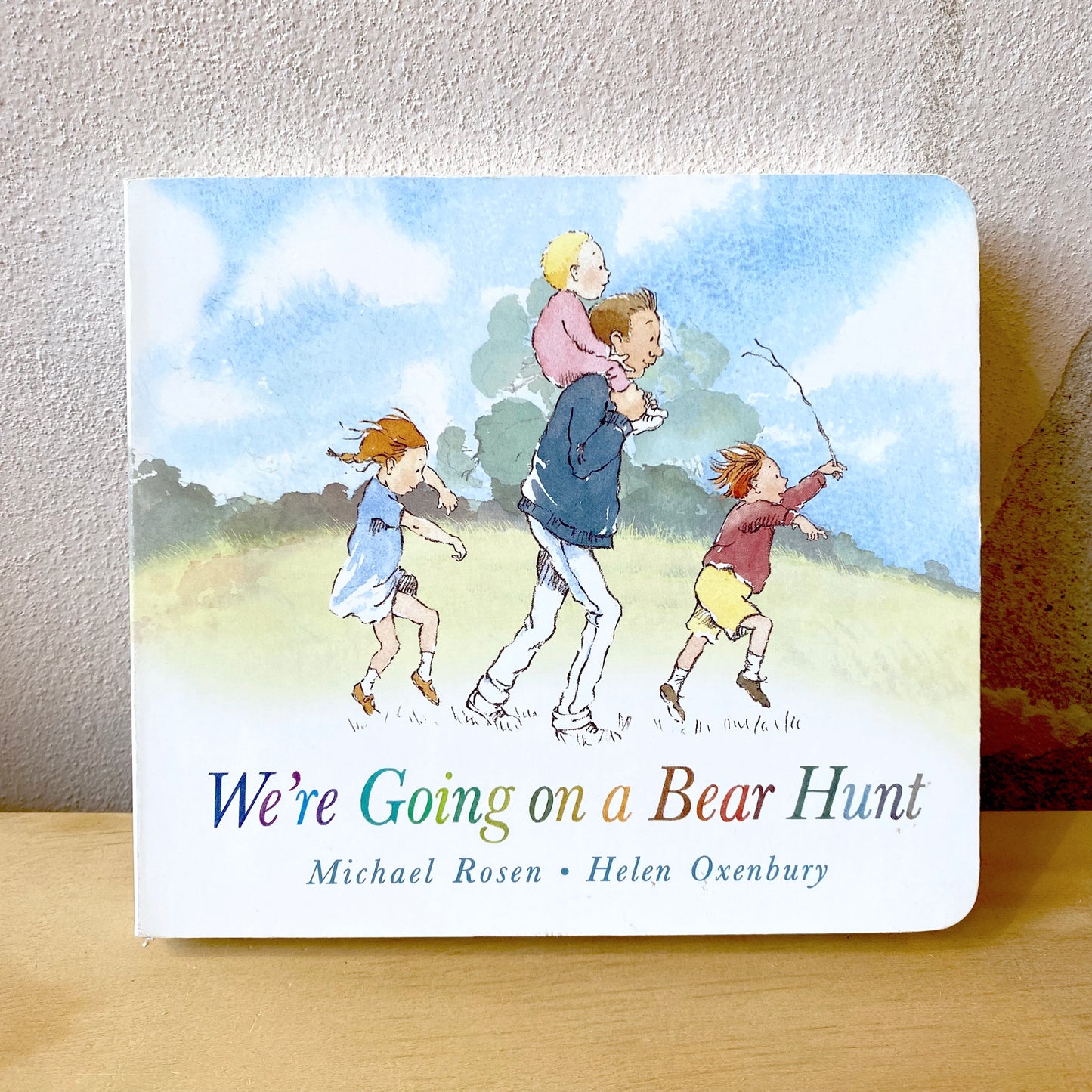 We’re Going on a Bear Hunt (board book) / Michael Rosen, Helen Oxenbury