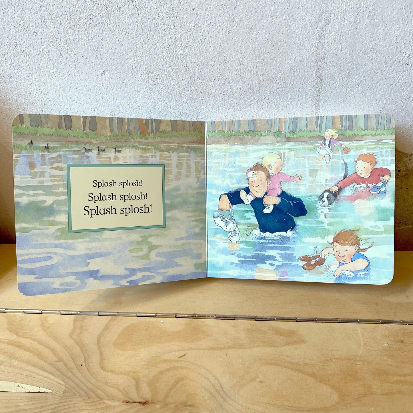 We’re Going on a Bear Hunt (board book) / Michael Rosen, Helen Oxenbury