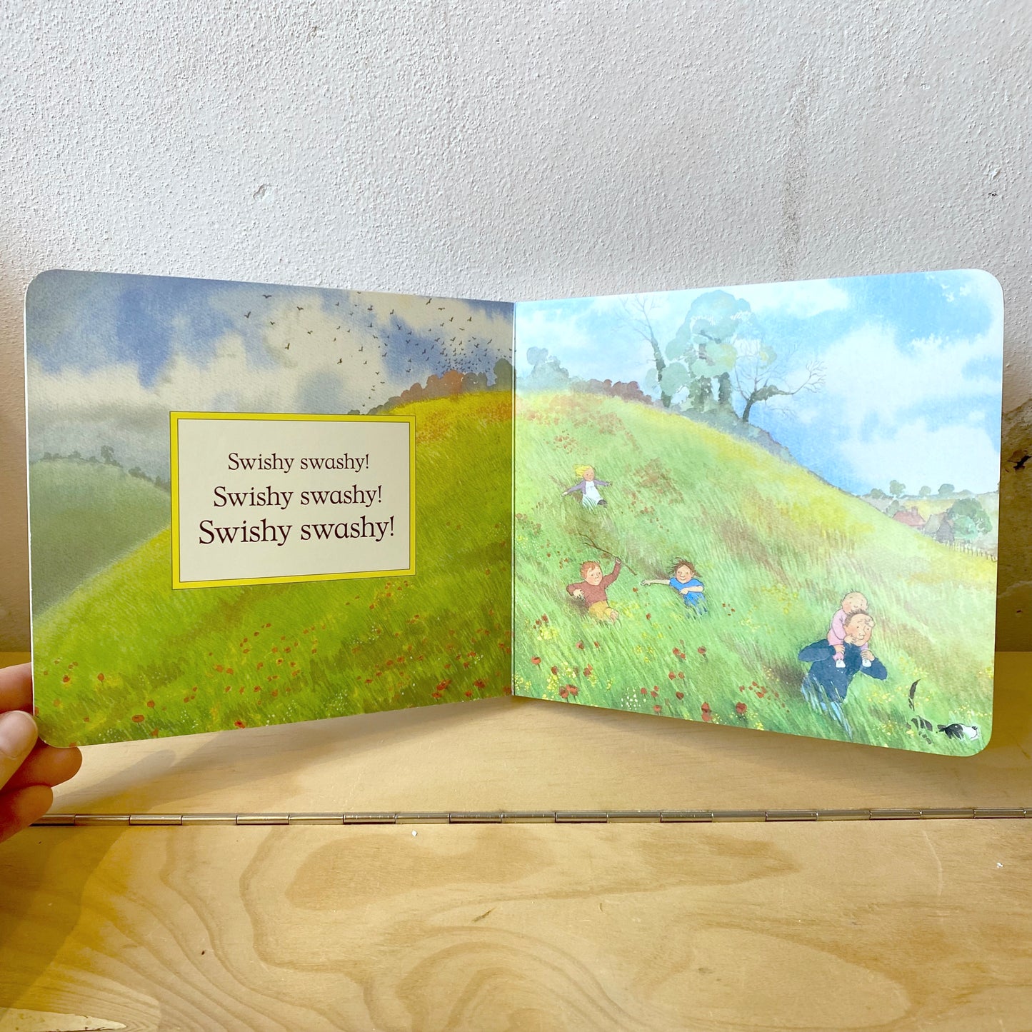 We’re Going on a Bear Hunt (board book) / Michael Rosen, Helen Oxenbury