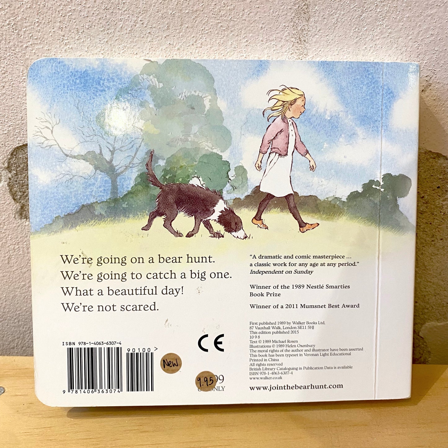 We’re Going on a Bear Hunt (board book) / Michael Rosen, Helen Oxenbury