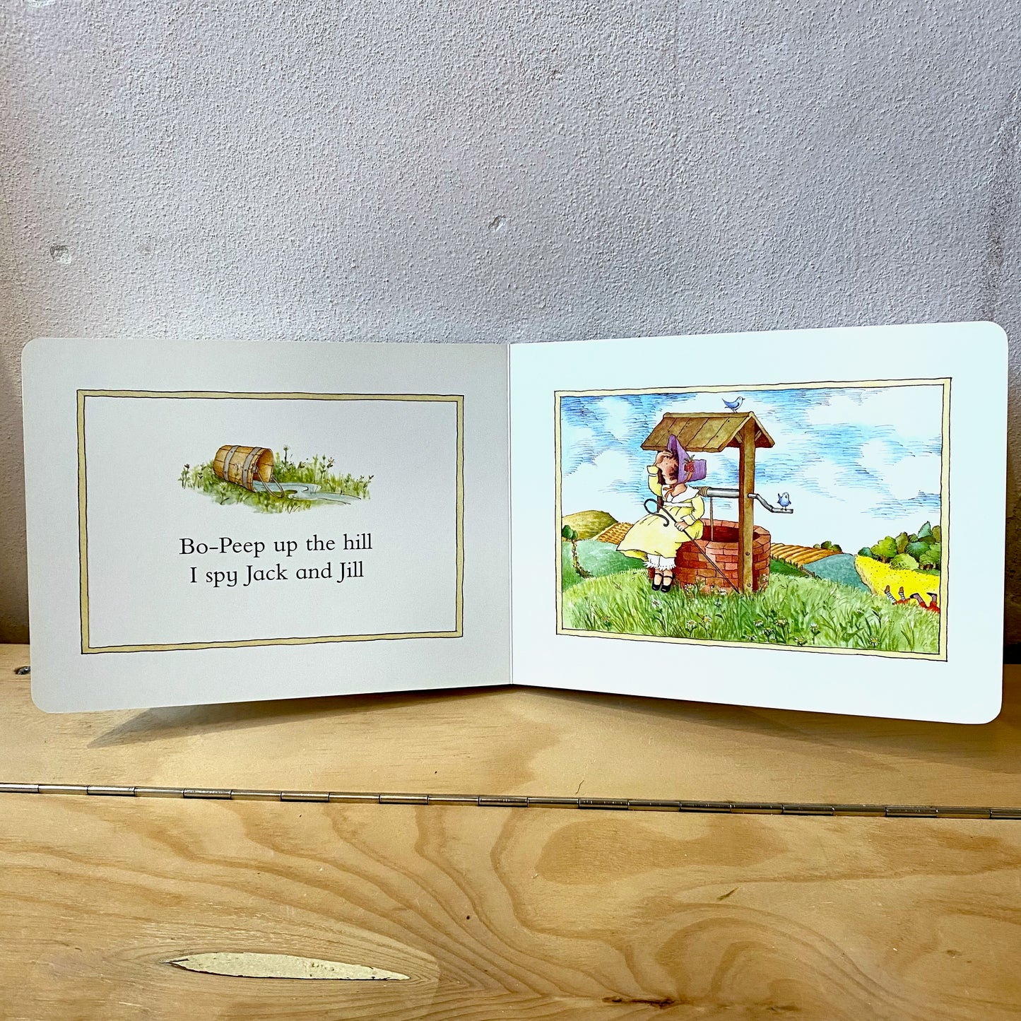 Each Peach Pear Plum (Board Book) / Janet and Allan Ahlberg