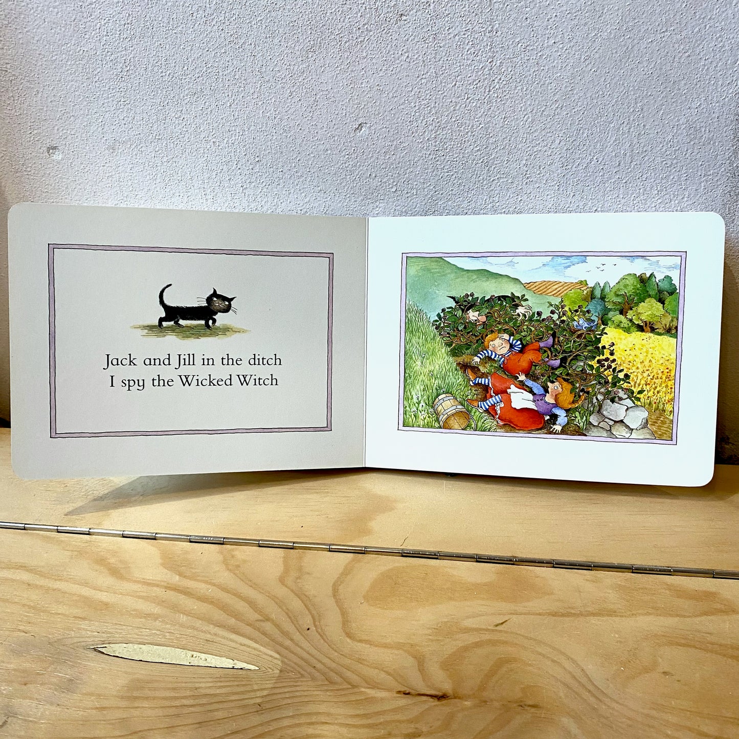 Each Peach Pear Plum (Board Book) / Janet and Allan Ahlberg