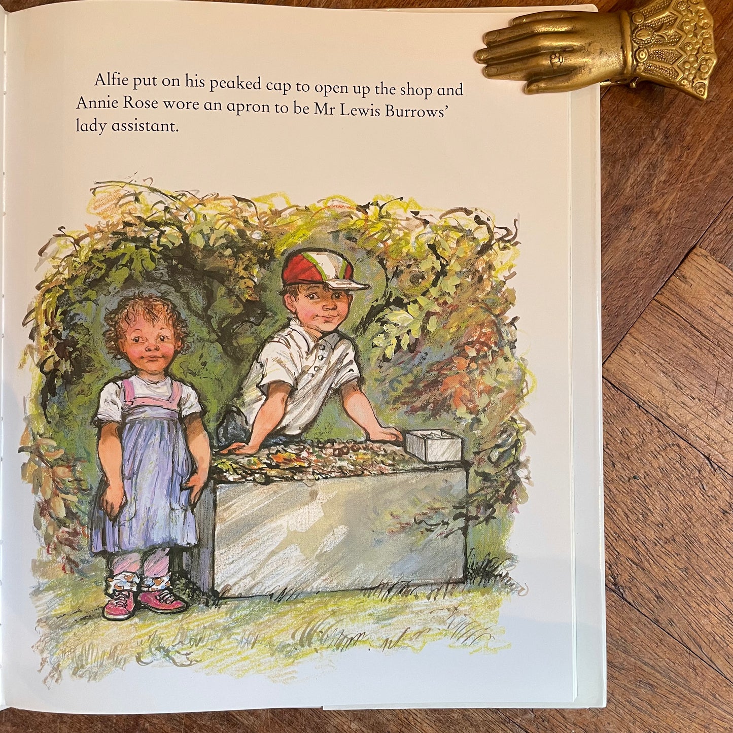 The Big Alfie Out of Doors Storybook (First Edition) – Shirley Hughes