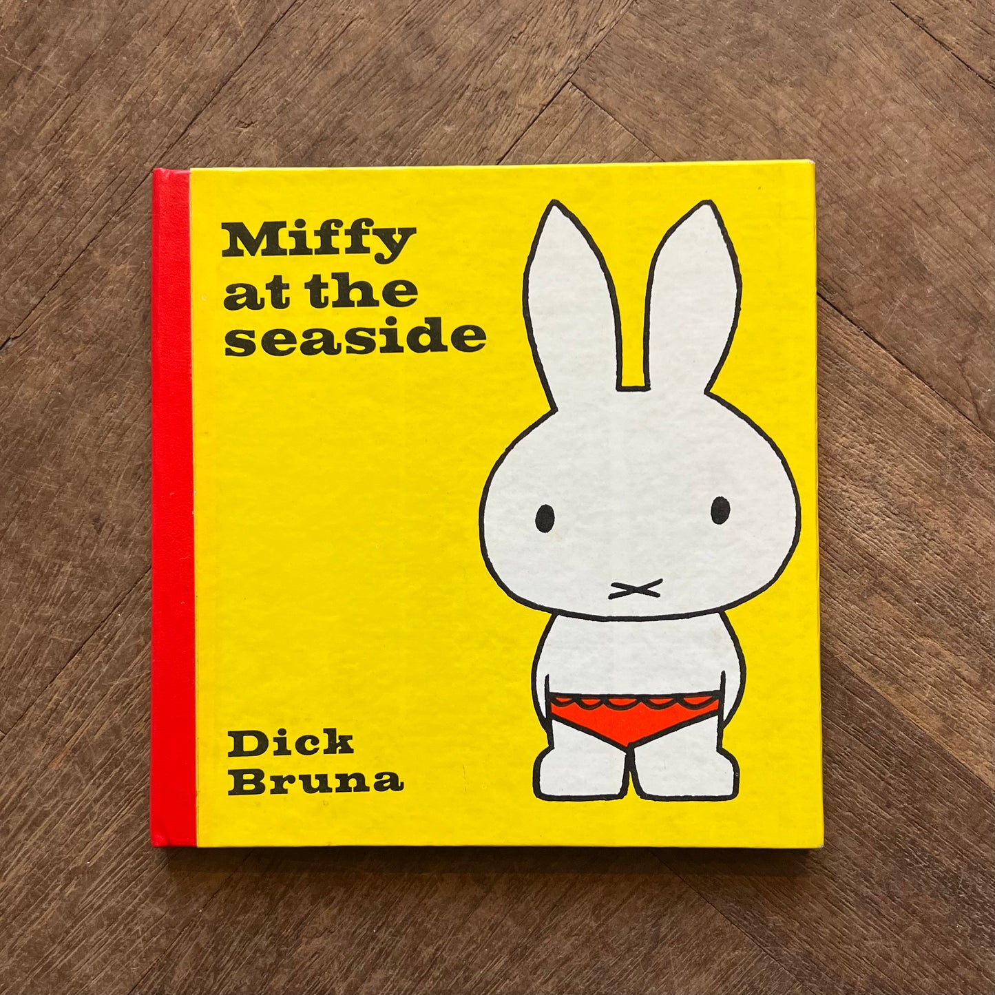 Miffy at the Seaside (1970 Early English Edition) – Dick Bruna
