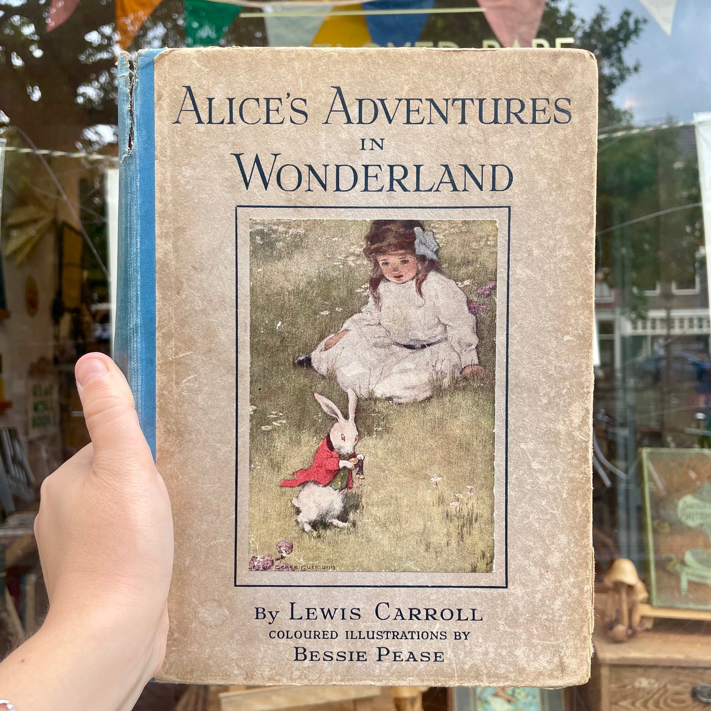 Alice's Adventures in Wonderland – Lewis Carroll, Bessie Pease