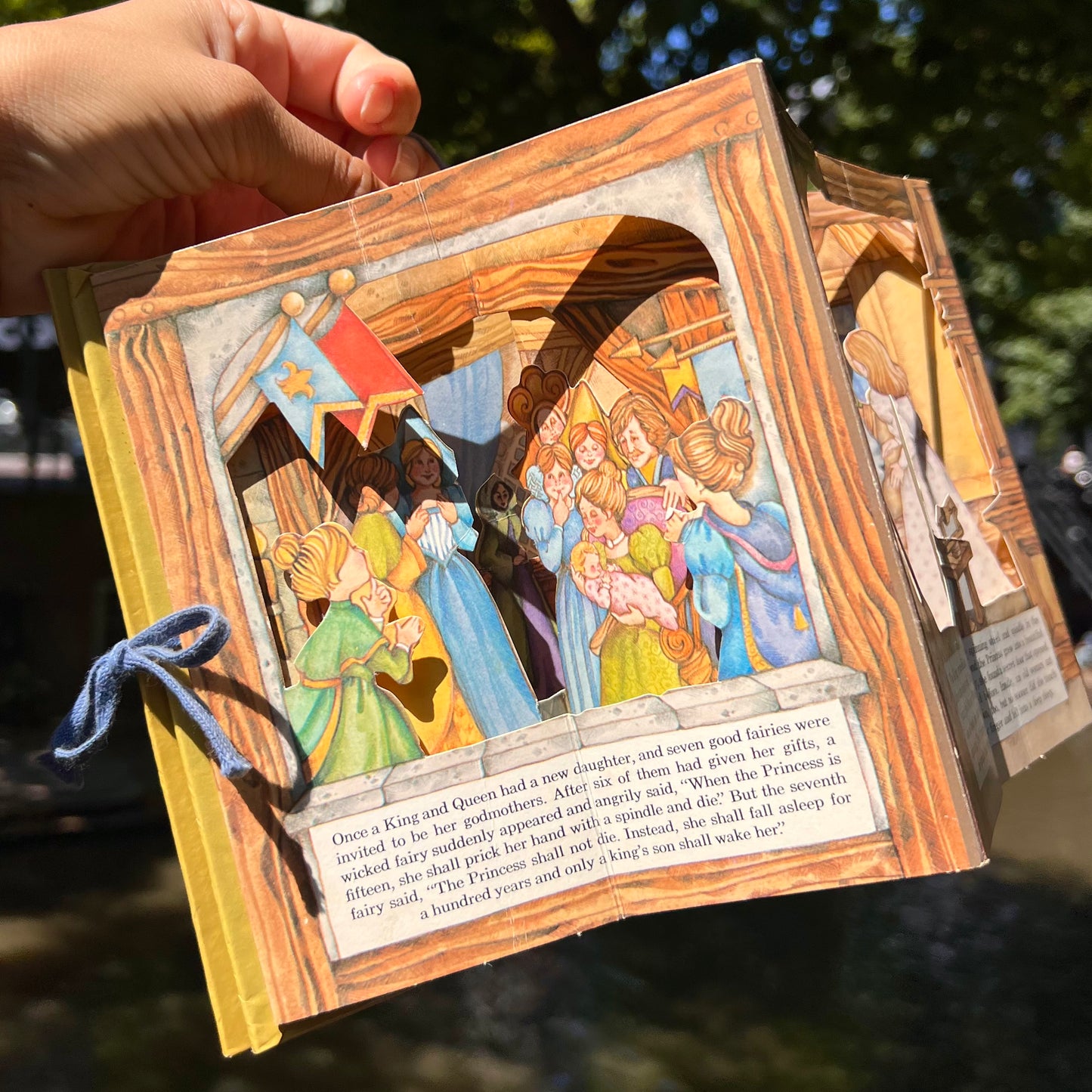 The Sleeping Beauty: A Peepshow Book – Karen Avery