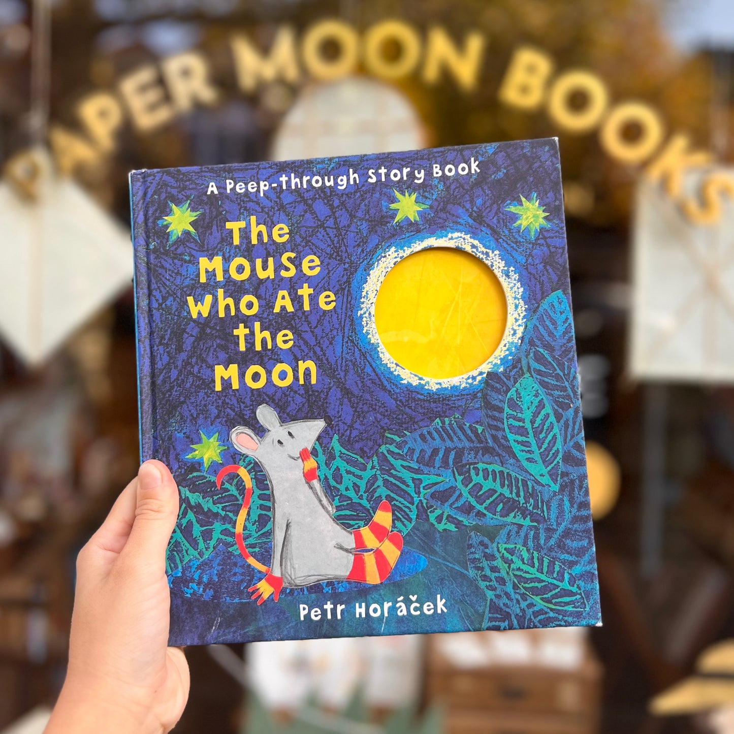 The Mouse Who Ate the Moon – Petr Horáček