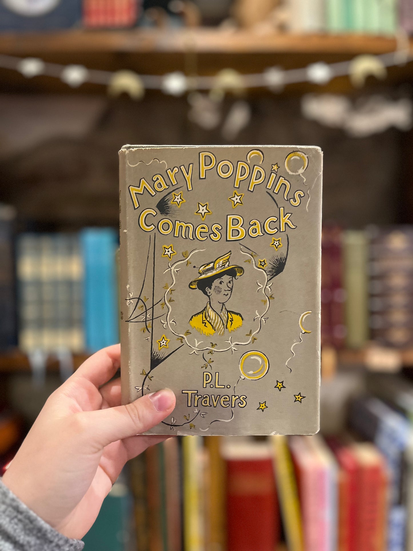 Mary Poppins Comes Back (First New Edition 1958) - P.L Travers