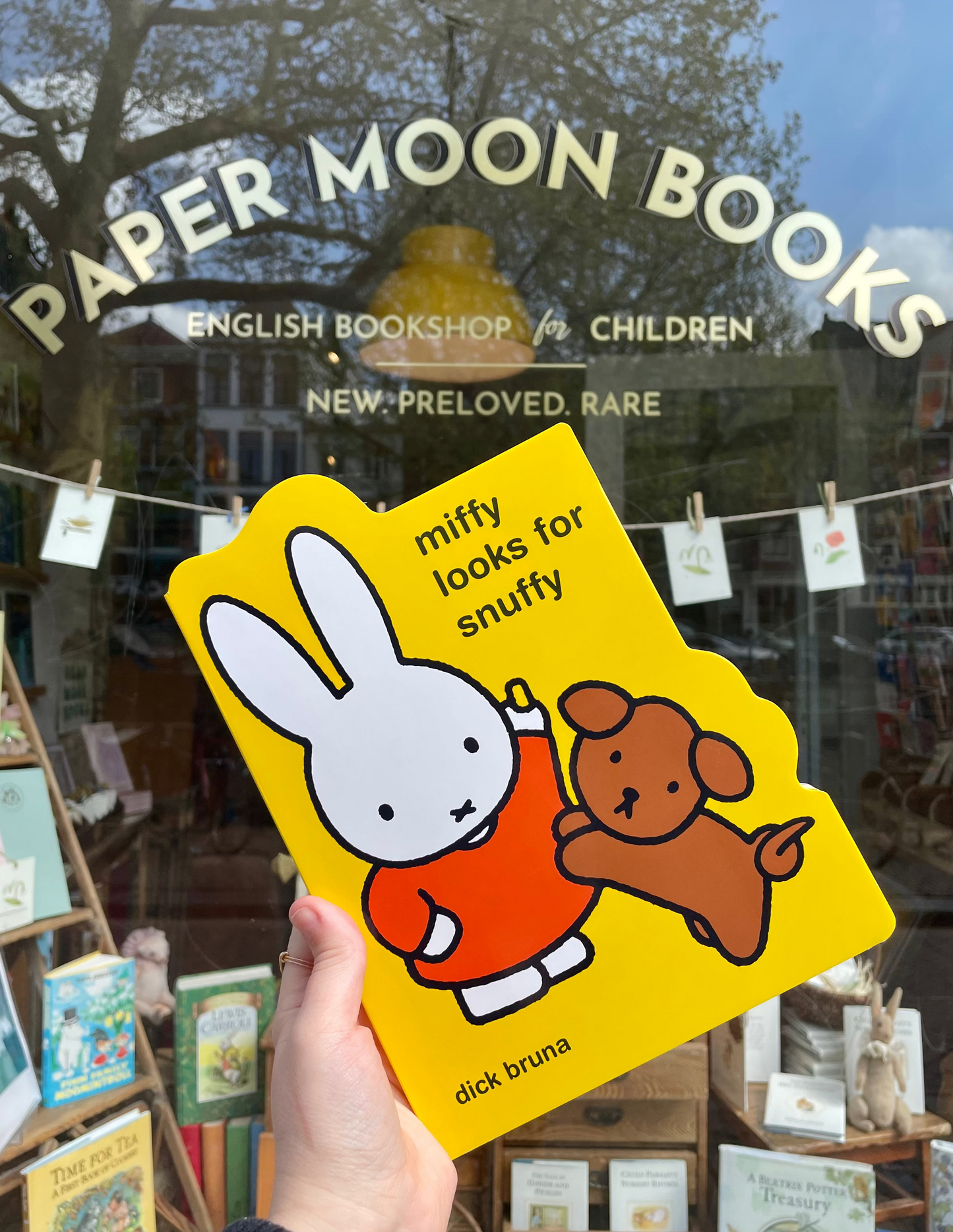 Miffy looks for Snuffy – Dick Bruna