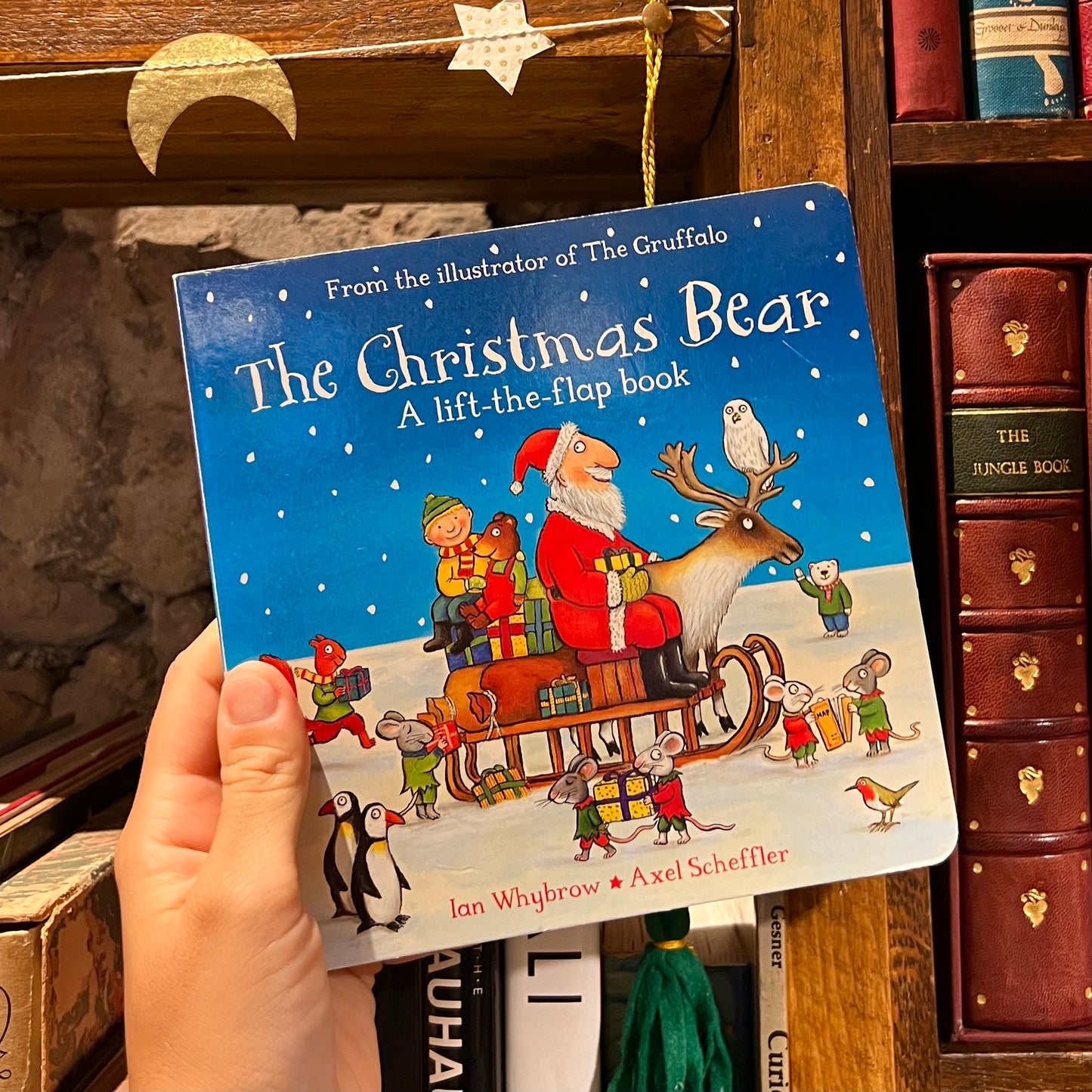 The Christmas Bear: A Lift the Flap Book – Ian Whybrow and Axel Scheffler