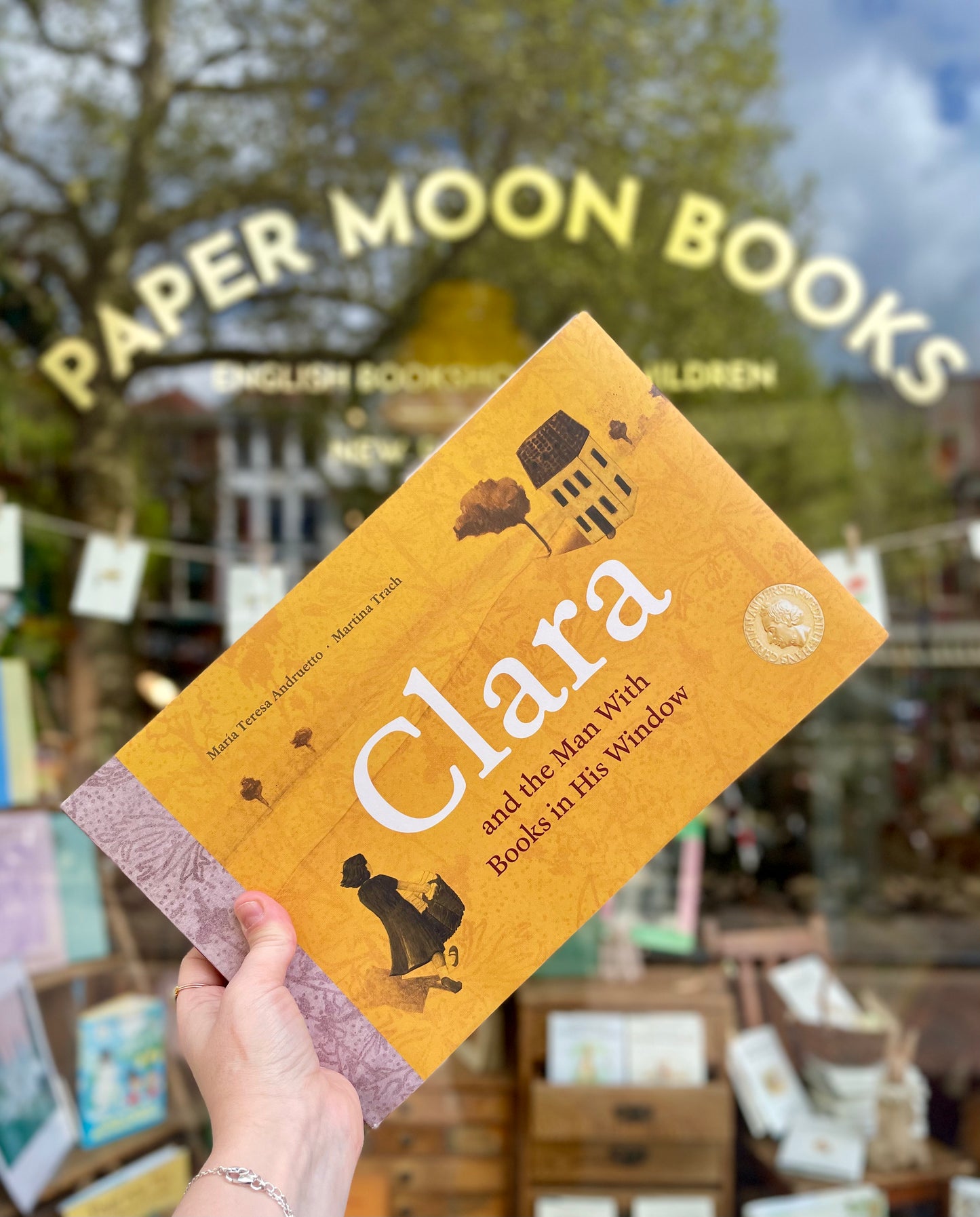 Clara and the Man With Books in His Window – Maria Teresa Andruetto and Martina Trach