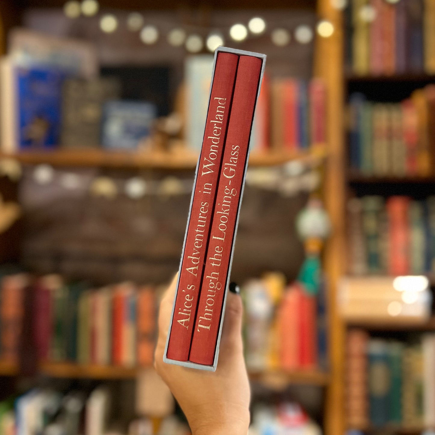 Alice's Adventures in Wonderland & Through the Looking Glass – Lewis Carrol, John Tenniel