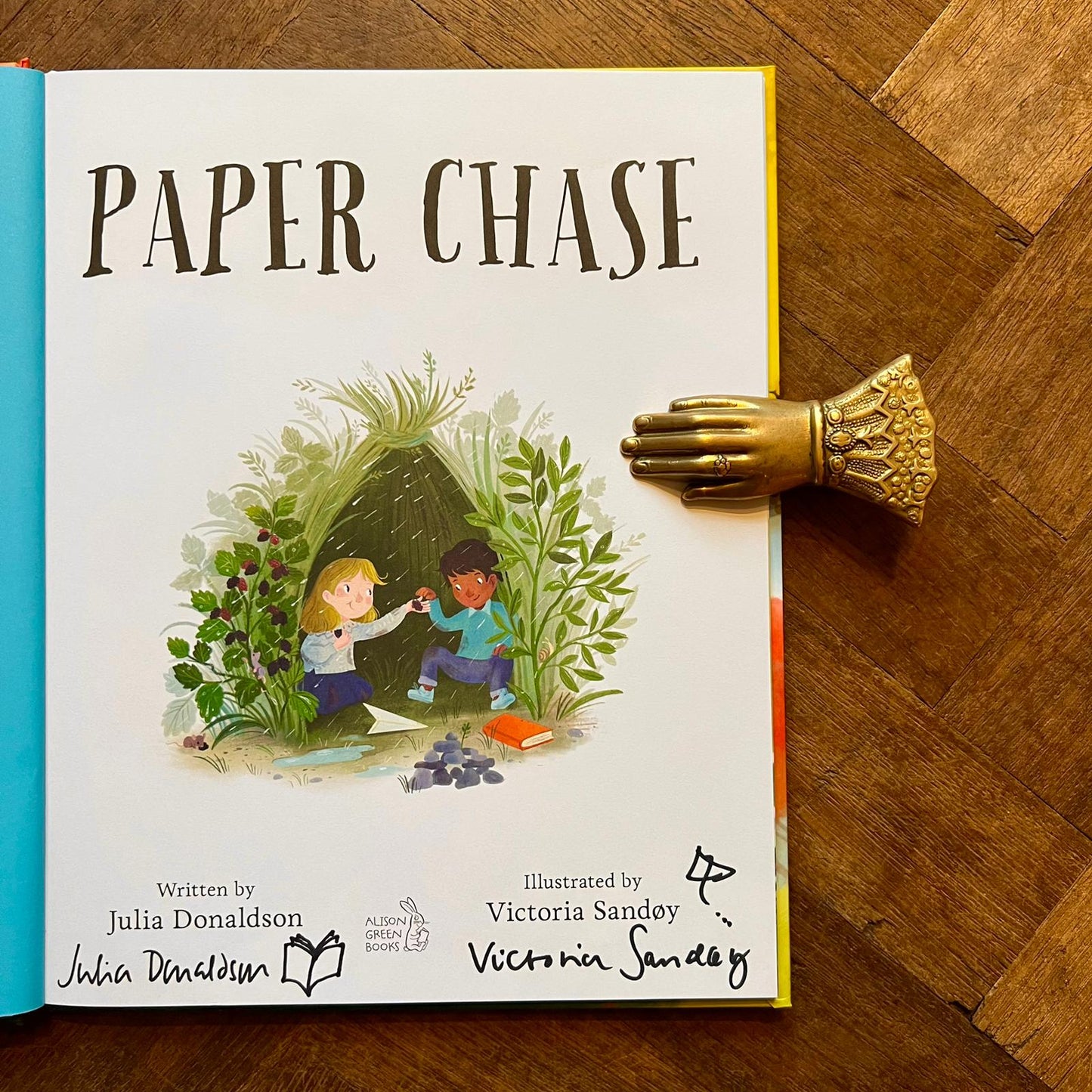 Paper Chase (Double Signed First Edition) – Julia Donaldson, Victoria Sandøy