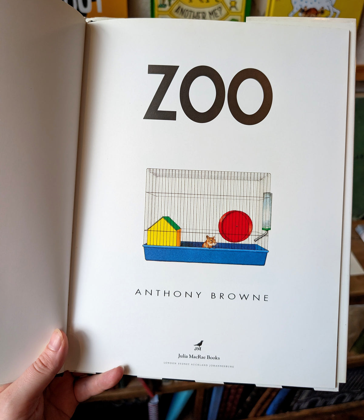 Zoo (First Edition, Signed) – Anthony Browne