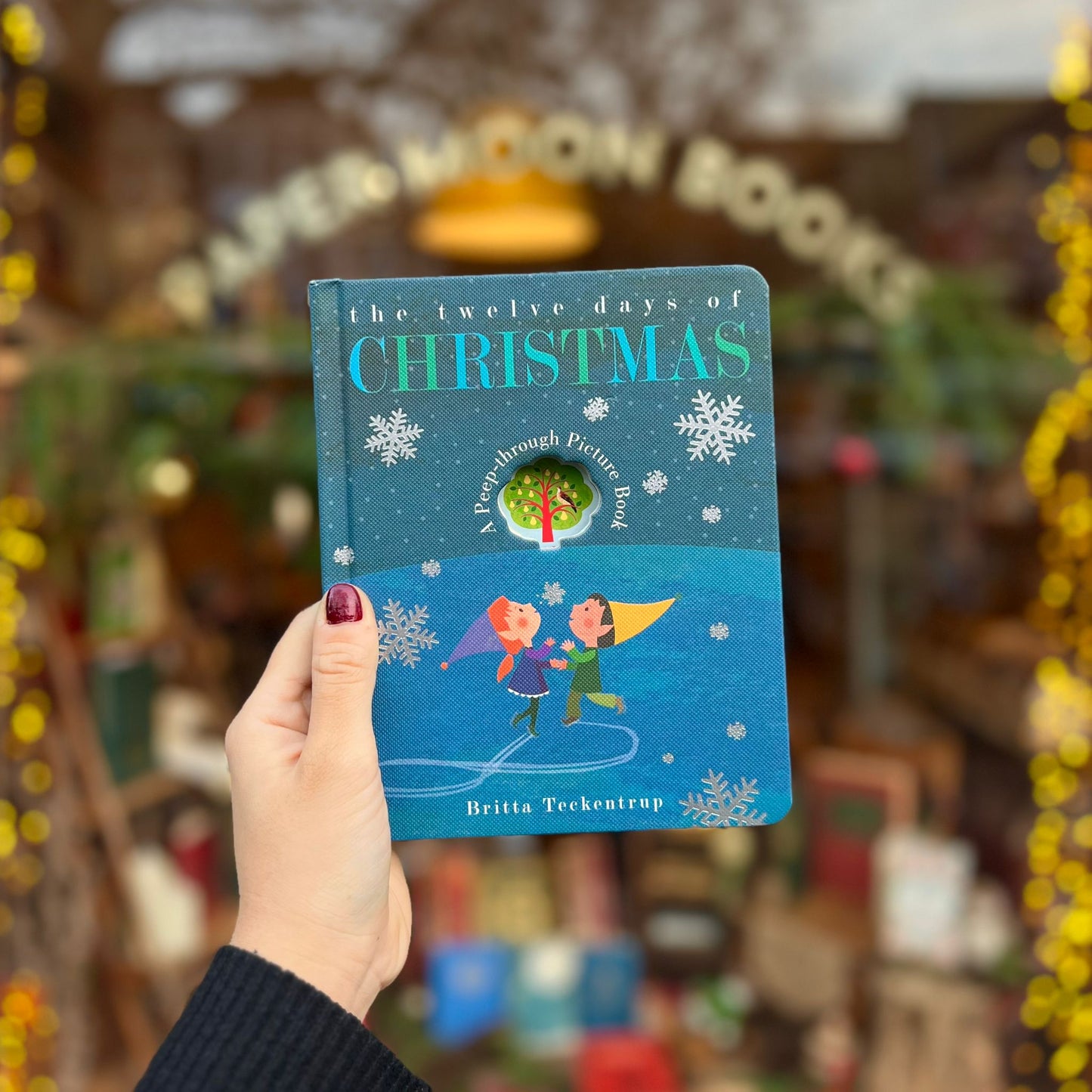 The Twelve Days Of Christmas A Peep-through Picture Book - Britta Teckentrup